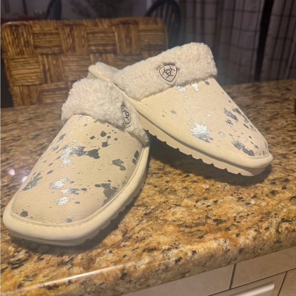 Ariat Slippers. - Picture 1 of 3